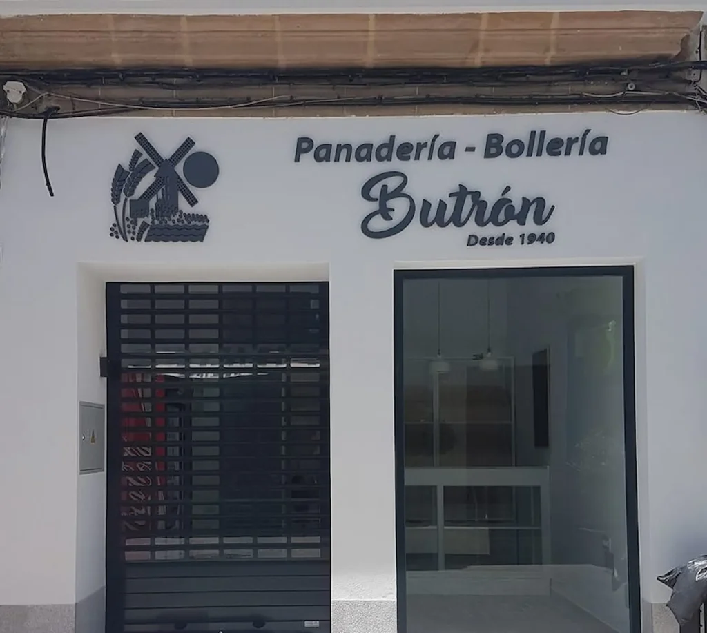 Puerta panadería-bllería Butrón