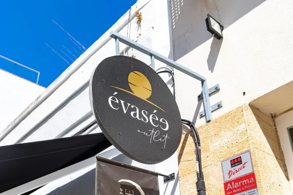 Rotulación évasée en exterior de la tienda