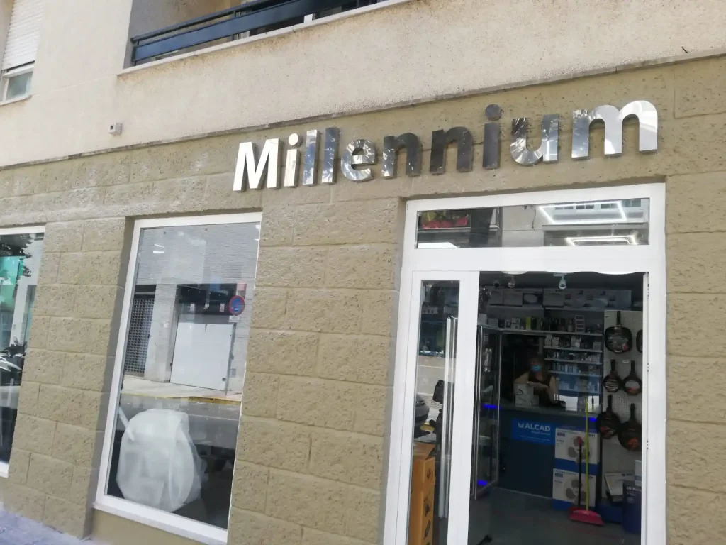 puerta millennium letras