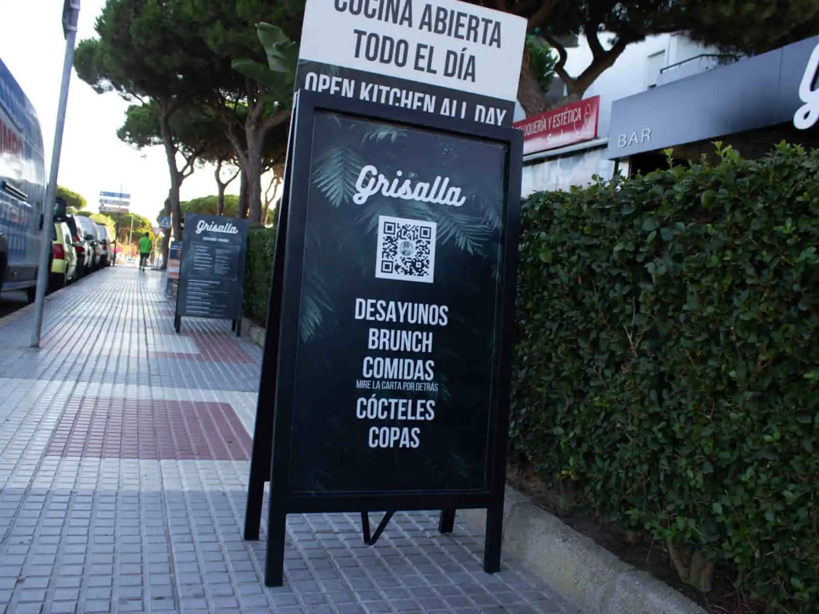 carteleria exterior grisalla