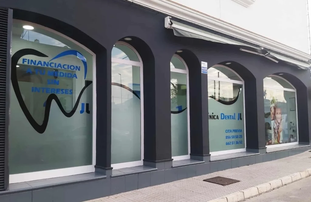 escaparate clínica dental JL