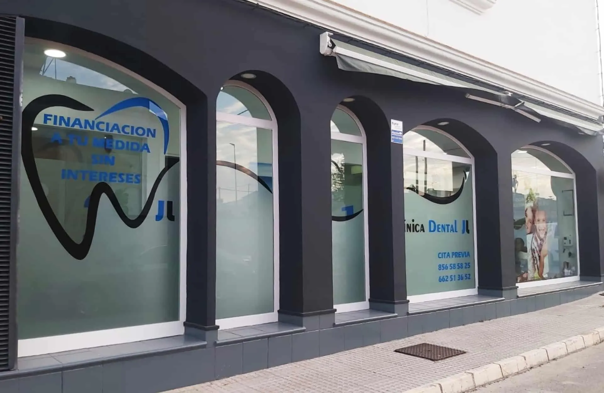 escaparate clínica dental JL