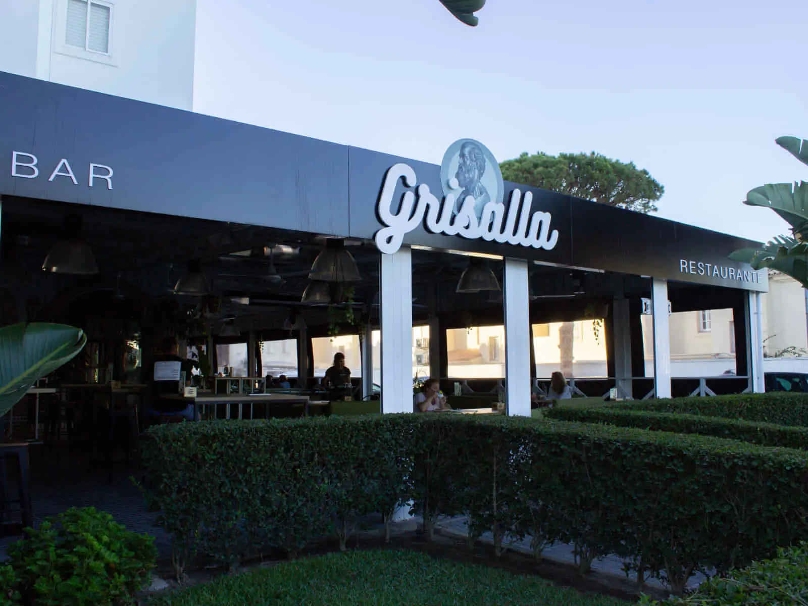 exterior local grisalla