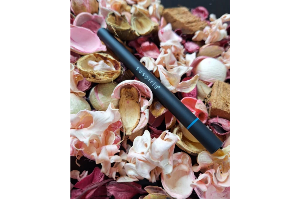 foto producto con pétalos de flores suspiria