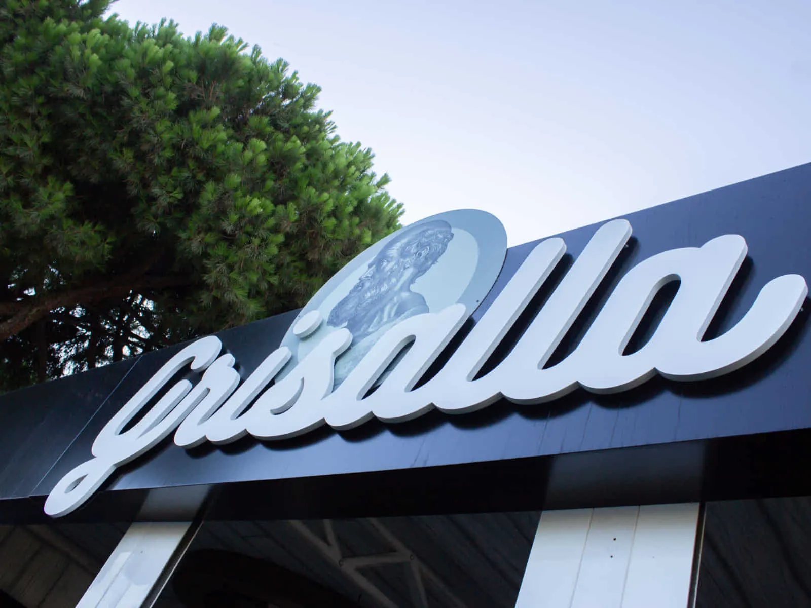 Exterior de fachada de Grisalla con Letras Corpóreas