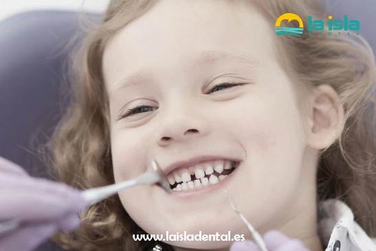 niña en dentista isla dental