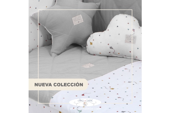 cuna gris con cojines