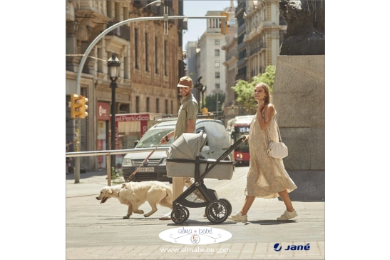 familia con padre, madre e hijo y su perro