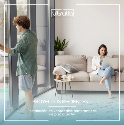 persona disfrutando del ventanal Marketing para cerramientos de cristal Vitraiia
