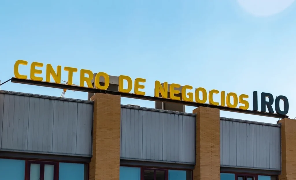 Centros de negocios Iro letras coroporeas luminosas Rótulos luminosos Publicidad exterior e Impresión