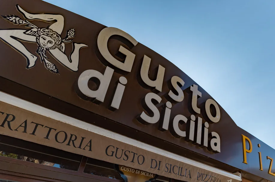 letras en fachada de una terraza Publicidad exterior e Impresión Letras corpóreas